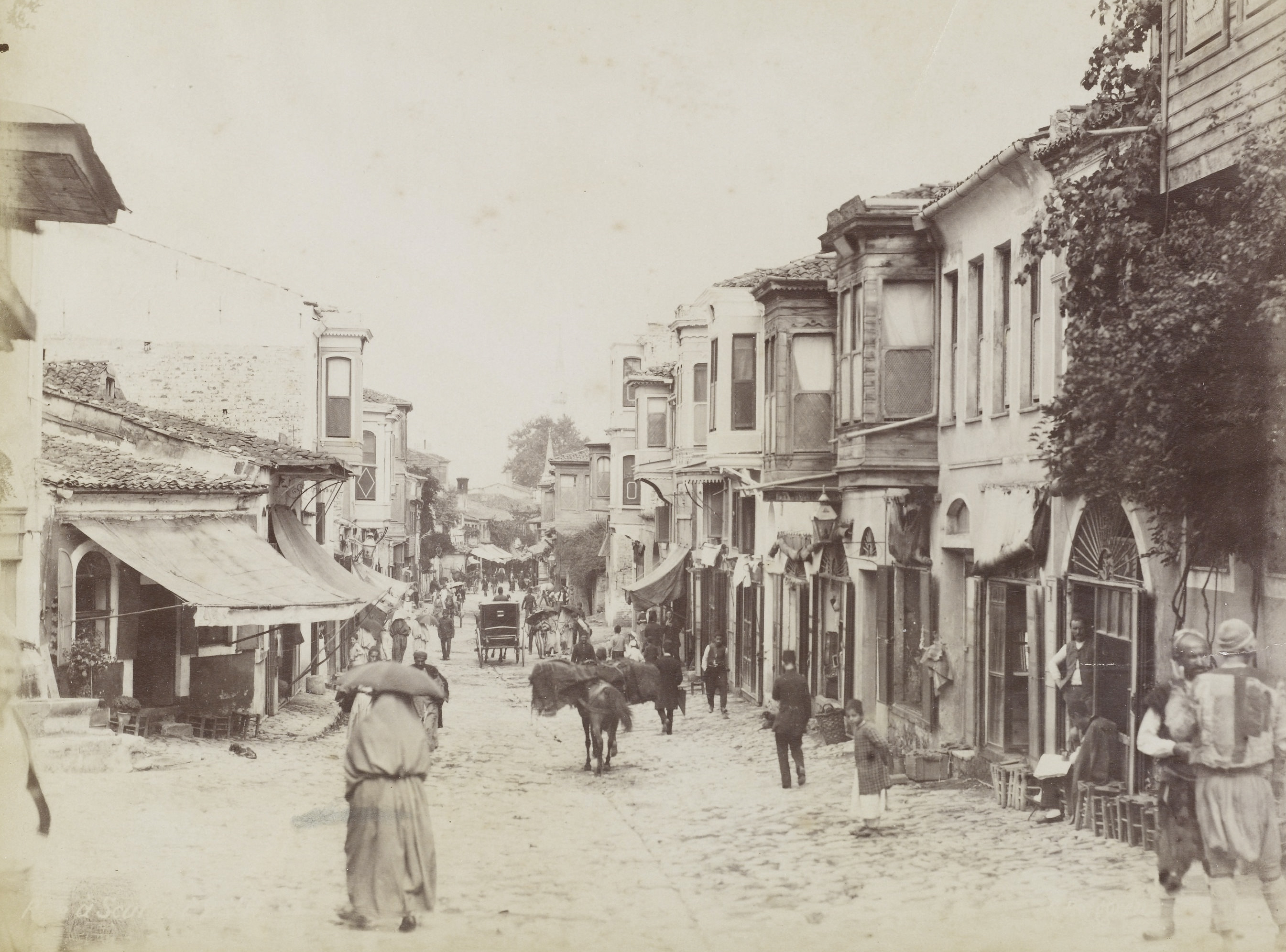 1870 archive photograph of the same Üsküdar street